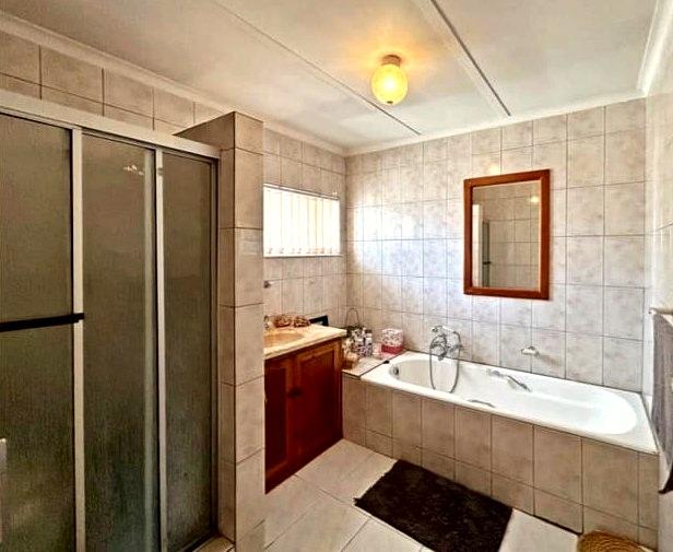 6 Bedroom Property for Sale in Heuwelsig Free State